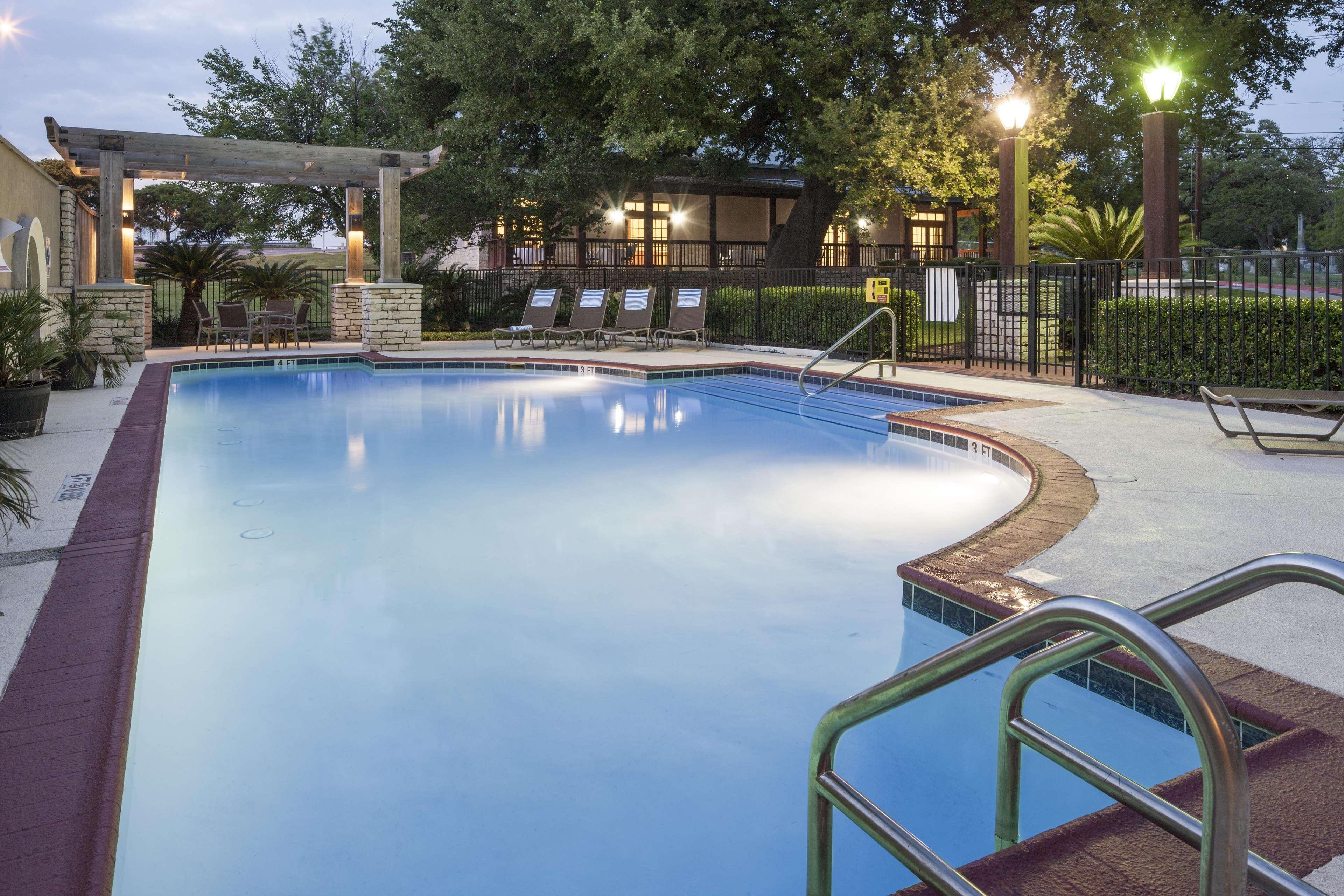 Doubletree By Hilton Austin-University Area Exterior photo